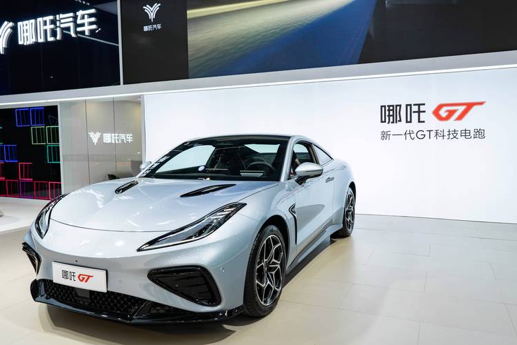 佛山26哪吒汽车在智能汽车领域的表现，领途汽车在新能源汽车市场中的影响力